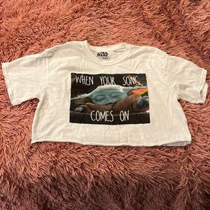 Youth medium cropped grogu shirt